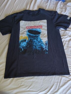 🦋5/25$ Cookie Monster "Munchies" Graphic Tee - Navy Blue Size M Adult